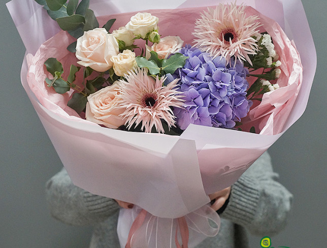 Bouquet with Gerbera and Hydrangea "Light Breeze" photo